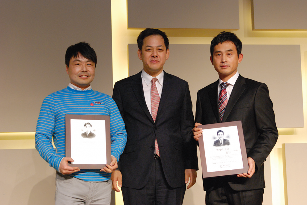 ‘KCC 명예의 전당’에 오른 김정남 부장(오른쪽)과 조윤환 차장(왼쪽)
